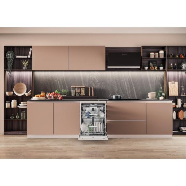 Hotpoint H7F HS41 UK Maxi Space Freestanding 15 Place Settings Dishwasher
