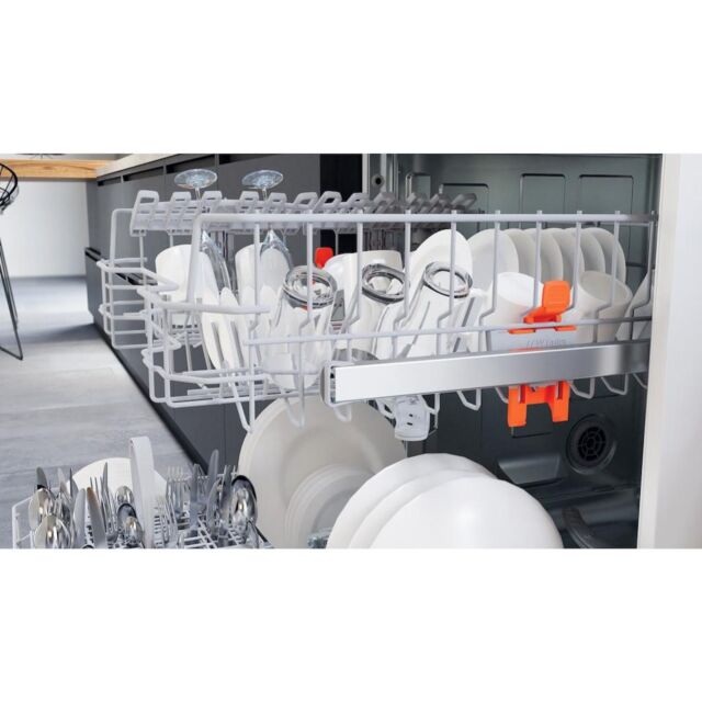 Hotpoint HFC 2B19 UK N Dishwasher - White