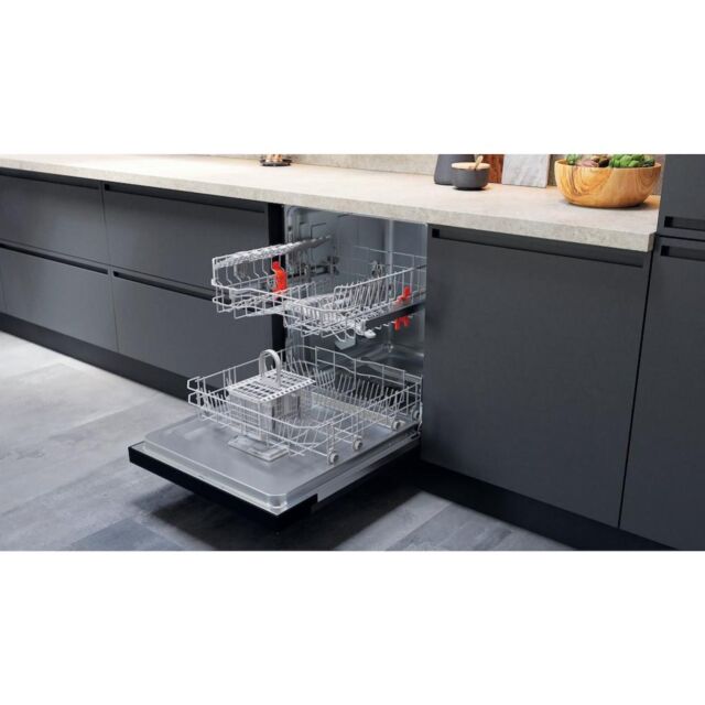 Hotpoint HBC 2B19 UK N Semi-Integrated Dishwasher