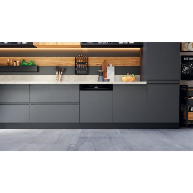 Hotpoint HBC 2B19 UK N Semi-Integrated Dishwasher