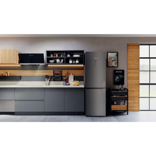 Hotpoint H5X82OSK Freestanding Fridge Freezer