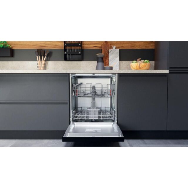 Hotpoint HBC 2B19 UK N Semi-Integrated Dishwasher