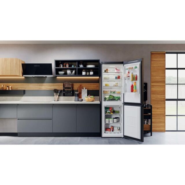 Hotpoint H5X82OSK Freestanding Fridge Freezer